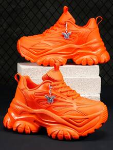 Tênis Feminino Decorado com Borboleta de Metal Prateada, Sapatos de Salto Alto de 7cm com Solado Plataforma Grosso de EVA, Sapatos de Salto Alto Alaranjados Vívidos de Estilo Punk Versáteis como Presente, Calçados Esportivos Femininos Confortáveis e Quentes para Outono/Inverno, Plus Size, Adequados para Adolescentes, Estudantes Universitários, Uso Externo, Tênis Casuais Leves, Respiráveis e Antiderrapantes Adequados para Todas as Estações, Sandálias Respiráveis e de Secagem Rápida para Uso Diário, Encontros, Academia, Escritório