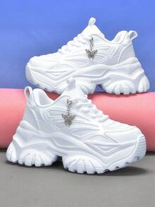 Tênis Anabela de Plataforma Alta Decorado com Borboleta de Metal Prata, Estilo Punk com Sola Branca Grossa que Aumenta 7 cm de Altura, Presente Versátil, Plus Size, Calçado Esportivo Confortável e Quente para Outono/Inverno Feminino, Adolescente e Universitária, Sandálias Leves e Respiráveis de Malha para Uso Diário, Encontros, Academia, Trabalho, que Aumentam a Altura