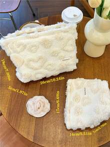 1个白色爱心图案毛绒化妆包，简约多功能化妆包，拉链大开口便携旅行收纳包。这款化妆包可收纳化妆品、口红、卫生巾、化妆刷、硬币、钥匙、耳机、耳塞、耳机线等。也可作手拿包或口袋包使用，是送给女性的理想礼物，也适合作为圣诞节或女士礼物。化妆包，旅行必备。 - 白色 - 查看 4