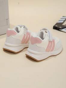 زوج من أحذية الرياضة البيضاء للبنات - أحذية كاجوال منخفضة الرقبة للأطفال، مناسبة للملابس الكاجوال والأنشطة الخفيفة في الهواء الطلق، أحذية الجري للأطفال، أحذية الأطفال الرضع