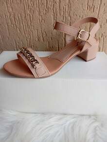 Elegant Women's Sandal With 4cm Block Heel And Chain Detail - 米色 - 查看 4