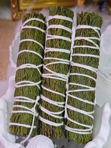 Incienso natural de Cupressus Torulosa, purifica el espacio y ayuda a la meditación