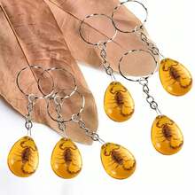 1 Piece Luminous Imitation Amber Scorpion Pattern Keychain - Luminous Resin Keychain Pendant - High Transparency Resin Synthetic Amber Design, Glows At Night, Fluorescent, Halloween Gift, Back-To-School Gift, Nature Theme Gift, Party Gift, Unisex, Outdoor Enthusiast, Lightweight And Durable, Car Decoration, Car Key Pendant |   Bag Pendant |   Fun Accessory, An Ideal Gift Choice For Friends, Couples, And Family Members - 琥珀色 - 查看 3