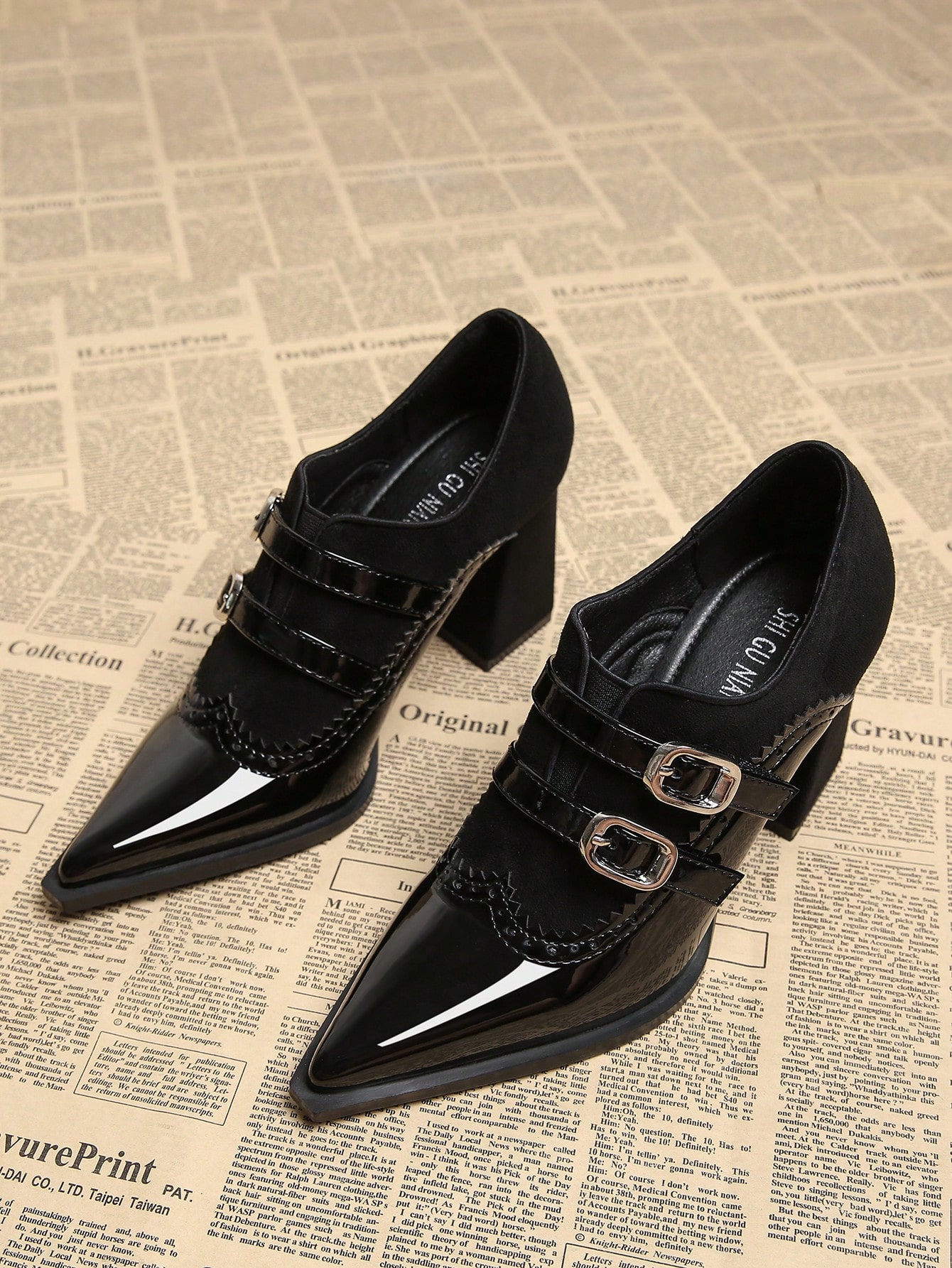 حذاء كعب عالي ذو رأس مدبب وفتحة قليلة الارتفاع، مو...