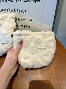 1个白色爱心图案毛绒化妆包，简约多功能化妆包，拉链大开口便携旅行收纳包。这款化妆包可收纳化妆品、口红、卫生巾、化妆刷、硬币、钥匙、耳机、耳塞、耳机线等。也可作手拿包或口袋包使用，是送给女性的理想礼物，也适合作为圣诞节或女士礼物。化妆包，旅行必备。 - 白色 - 查看 12