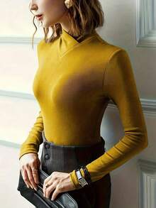 优雅纯色长袖高领修身T恤，适合春秋季穿着