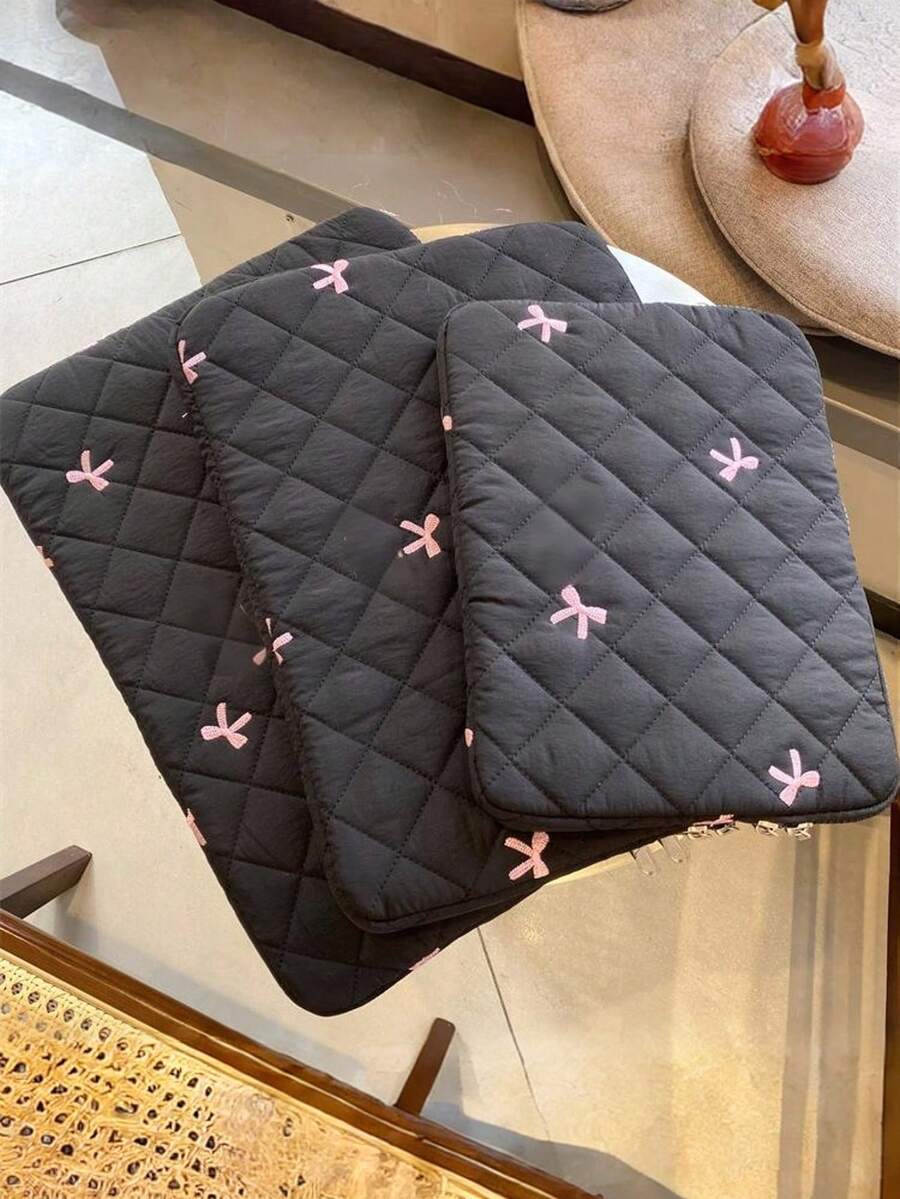 1 Stück koreanischer Ins-Stil Tablet-Aufbewahrungstasche mit niedlichem Diamant-Karomuster, bestickter Schleife, schwarze Notizbuch-Aufbewahrungstasche mit großer Kapazität, leicht zu tragen für den Herbst-Uni-Bedarf, Laptoptasche für Frauen, MacBook-Hülle, Laptophülle, Rückkehr zur Schule, Laptoptasche, Laptophülle für Reisen, wasserdicht, tragbar für Herren Laptoptaschen