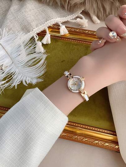 1 件时尚小表盘石英女表，适合日常搭配、生日、周年纪念，