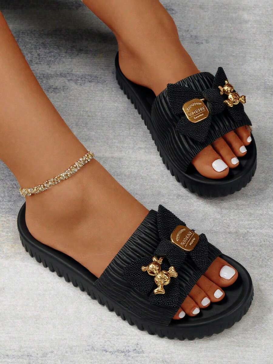 Sandalia tipo mule para mujer perfecta para actividades cotidianas como caminar por casa, realizar tareas domésticas, salir al jardín o dar paseos cortos. También es ideal para usar en entornos húmedos como la playa, la piscina o incluso en trabajos donde se requiere estar de pie durante largos periodos. - Negro - Ver 1