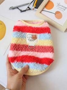 1件彩虹绒宠物背心，舒适柔软，适合小型和中型犬猫，秋冬季穿着。