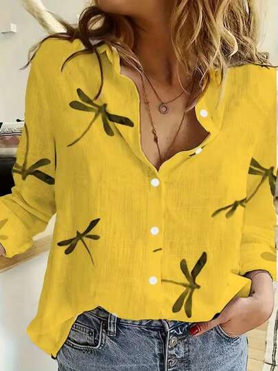 Áo sơ mi nữ dáng rộng thoải mái với họa tiết chuồn chuồn khắp thân áo, thích hợp cho kỳ nghỉ xuân.