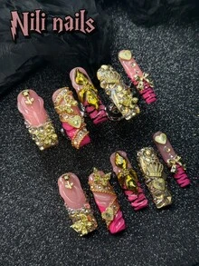 可爱的巴洛克风格美甲，10 片金色手工亚克力按压指甲，长方形指甲，玫瑰红和金色闪亮法式尖头指甲，珍珠嵌入假指甲，手绘豹纹和花朵指甲，3D 皇冠、爱心和蝴蝶，适合圣诞节使用套装，适合节日使用，适合女孩使用，搭配免费凝胶贴纸指甲锉 - 玫紅色 - 查看 2