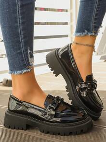 2025 Nuovi mocassini da donna per primavera/autunno con decorazione a catena metallica, suola spessa in pelle lucida, slip-on, fondo morbido, neri, alla moda, versatili e comodi - Nero lucido - Visualizzare 5