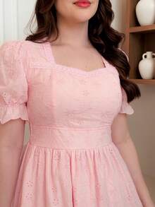 Elegant 3D Embroidered Laise Midi Dress In 100% Cotton With Puff Sleeves And Flared Skirt - 粉彩粉紅色 - 查看 3