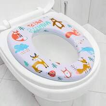 NF0490003 Reductor de asiento de inodoro para bebé con estampado de cochecito azul. Fabricado en plástico polipropileno. Apto para niños a partir de 1 año y 6 meses. La edad mínima de uso es de 2 años. Peso máximo soportado: 20 kg. Con sistema de plegado. Asiento acolchado. Diseño antisalpicaduras. Dimensiones: 3cm de alto x 28cm de ancho x 30cm de largo. - Blanco - Ver 6