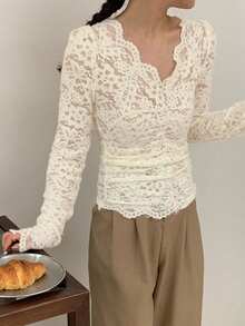 Rikumo Áo kiểu ren cổ chữ V màu trơn dành cho nữ, áo croptop ôm dáng xếp ly độc đáo (họa tiết ngẫu nhiên) mùa xuân - Màu be - Xem 2