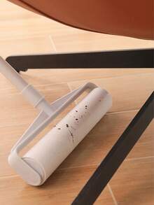 带纸芯的超粘粘毛滚筒 - 9.45 英寸和 7.48 英寸对角撕扯设计，适用于地板、地毯、沙发和床上的宠物毛发/灰尘（符合人体工程学的长手柄、内置挂钩、防弯曲清洁工具、多表面织物剃须刀）