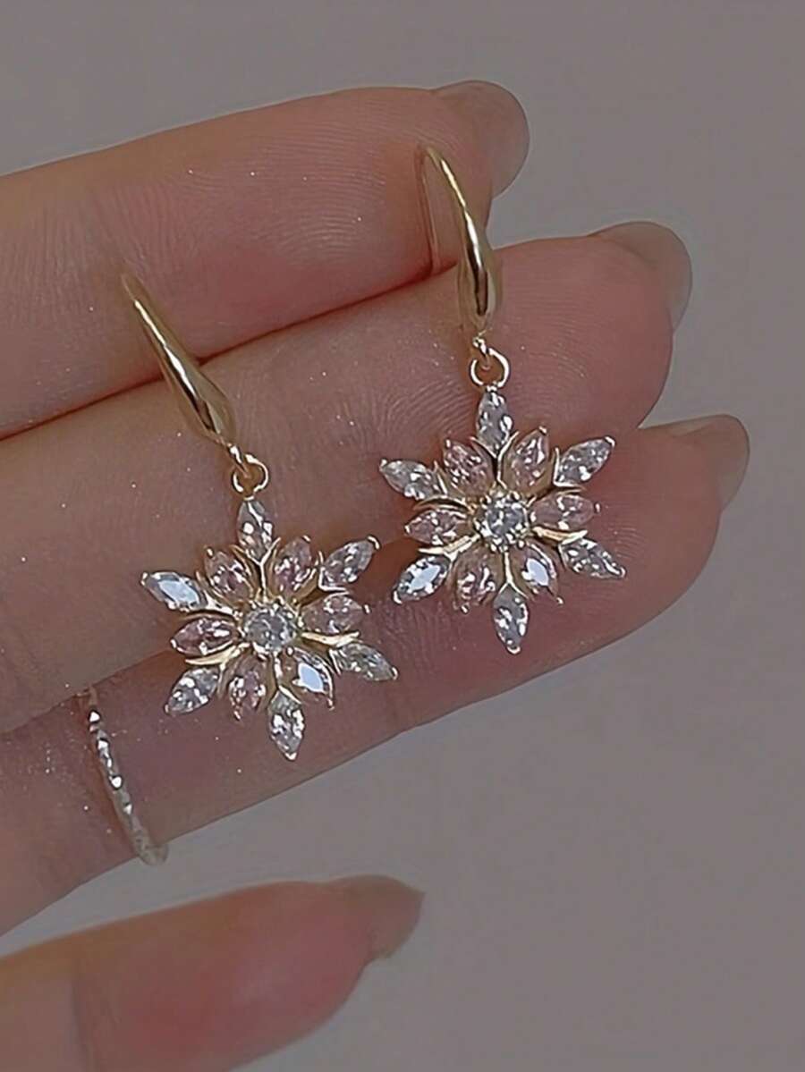 1 Pair Of Stylish And Elegant Snowflake Christmas Earrings