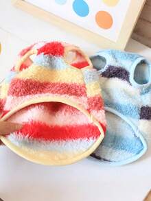 1件彩虹绒宠物背心，舒适柔软，适合小型和中型犬猫，秋冬季穿着。