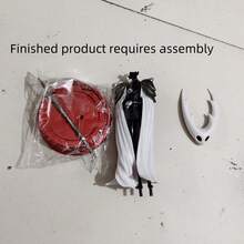 تمثال فارغ من سلسلة فارس الفارغ: تمثال ملك الفرسان، تصميم رداء أبيض وأسود، تفاصيل حية ومنحوتة السيف والعصا، مناسب للمكتب أو خزانة العرض، يعزز جو اللعبة والحس الفني. يتطلب التجميع.