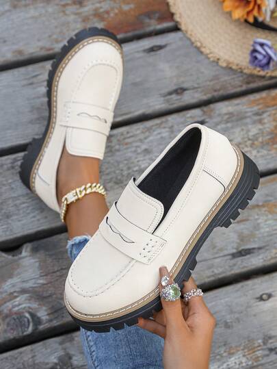 厚底圆头套脚乐福鞋，户外旅行度假休闲鞋，舒适内里，优雅时尚，宽楦学院风学生鞋。鞋面采用塑形材料，赋予鞋子一定的形状，但略带硬度。此款为宽楦设计，如果您脚型偏窄，请勿购买。下单时，请参考尺码表，并根据您的实际脚长选择合适的尺码。