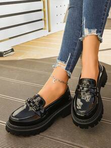 2025 Nuovi mocassini da donna per primavera/autunno con decorazione a catena metallica, suola spessa in pelle lucida, slip-on, fondo morbido, neri, alla moda, versatili e comodi - Nero lucido - Visualizzare 8