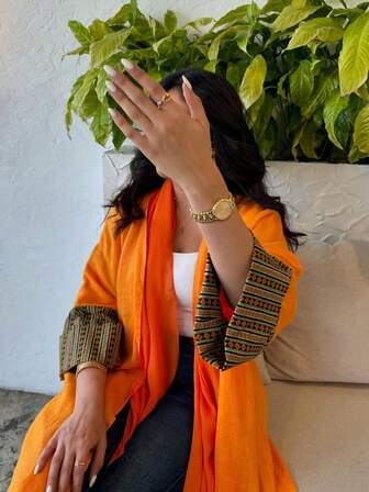 这款女士优雅经典条纹印花拼接袖长袍，尽显优雅精致的风格，适合所有季节和文化活动，也适合日常和正式场合，是各种场合的理想之选，例如派对、节日和旅行。