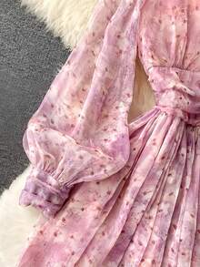 女士粉紫色碎花雪纺连衣裙，深V领+收腰设计，轻盈飘逸；泡泡袖，尽显柔美气质；适合情人节约会、音乐会、休闲外出以及与朋友聚会。 - 粉色 - 查看 4