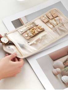 1 pieza Bolsa de almacenamiento de joyas para viaje, Bolsa de almacenamiento de collares y aretes de PU con compartimentos, Caja de almacenamiento de joyas con cremallera portátil para accesorios de viaje, Bolsa de maquillaje, Bolsa de cosméticos, Esencial de viaje, Gran capacidad, Bolsa de maquillaje grande, Regalo de Navidad, Bolsa, Viaje, Regalos para mujeres, Neceser de mujer, Esencial de viaje, Bolsa, Embrague / Bolso pequeño, Neceser, Organizador de maquillaje, Organizador de maquillaje, Bolsa, Soporte de brochas, Mini bolsa, Bolsa de gran capacidad