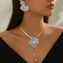 Set de 3 colier și cercei eleganți, design la modă cu flori și fluture metalice goale și perle artificiale, colier lung, accesorii versatile - argintiu - Vizualizare 4