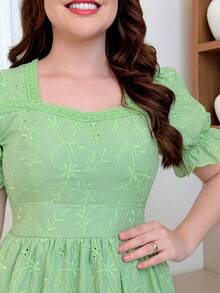 Elegant 3D Embroidered Laise Midi Dress In 100% Cotton With Puff Sleeves And Flared Skirt - 淡綠 - 查看 3