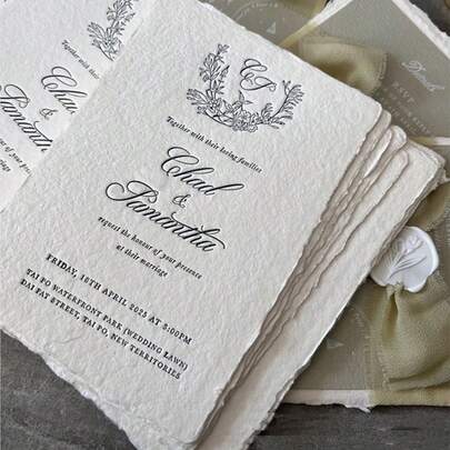 25 hojas de papel acuarela, 300 g/m² papel hecho a mano con textura y bordes deshilachados, estilo rústico/vintage en colores blanco, marfil y marrón, tamaño grande hojas sueltas para pintura, dibujo, bocetos, caligrafía, manualidades artísticas, invitaciones de boda, tarjetas, scrapbooking, costura, tejido, proyectos textiles - perfecto para artistas, ilustradores, artesanos, adultos, principiantes, suministros de arte, regalos festivos de temporada, uso en el estudio en casa, aula