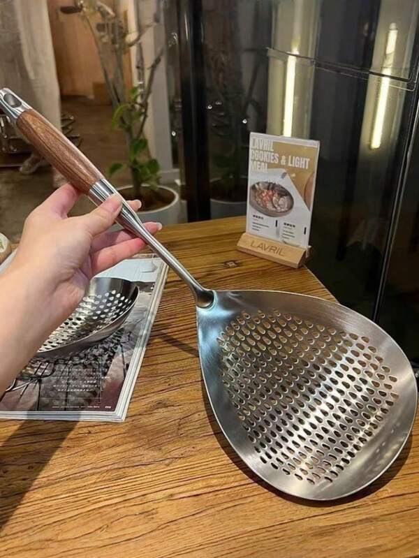 1 pieza Cuchara ranurada de acero inoxidable y mango de madera, Cucharón colador grande, Cuchara coladora de cocina, Colador de pimienta grueso y ancho, Accesorios de cocina, Una herramienta de cocina imprescindible como regalo para chefs en el hogar, Almacenamiento ahorra espacio para organizadores de cocina, Idea de regalo de cocina navideña