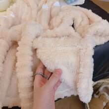 Nowy, jesienno-zimowy szlafrok z grubego polaru koralowego zapewnia ciepło i wygodę. Jest odpowiedni zarówno dla mężczyzn, jak i kobiet. Dostępny jest w rozmiarach od 90 do 150 cm wysokości. Zapewnia komfortową ochronę w chłodne dni.