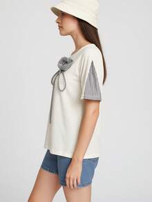 Camiseta Algodón Dama Aplicaciones de Flores, manga corta con estampado floral blanco elegante, camiseta gráfica con estilo para mujer - Negro - Ver 2