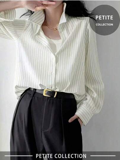 Camisa feminina casual listrada e de cor sólida com botões frontais, adequada para o trajeto do escritório