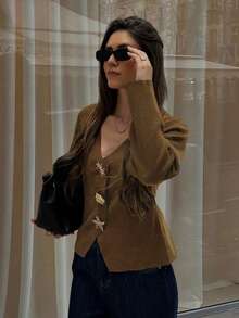 FOR BEAUTY 女款純色V領不對稱鈕扣針織開襟衫長袖上衣，時尚簡約優雅時髦休閒百搭慵懶風，適合日常通勤，毛衣外套，秋冬服飾，新年 - 燕泥 - 查看 3
