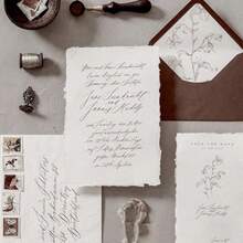 25 ورقة ورق مائي، 300 جرام/متر مربع ورق مصنوع يدويًا بطبقة مضغوطة بارد ذو حافة مسننة ملمس خشن/أسلوب قديم باللون الأبيض والعاجي والبني، أوراق فضفاضة كبيرة الحجم للرسم والتلوين والتصميم والخط والأعمال الفنية والحرفية والدعوات الزفاف والبطاقات والتجليد والنسيج والمشاريع النسيجية - مثالي للفنانين والرسامين والحرفيين والمبتدئين ومستلزمات الفن والهدايا الموسمية والاستخدام المنزلي والصفي - متعدد الألوان - مشاهدة 5