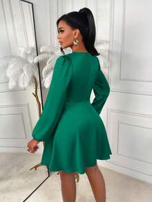 AIJ Chiếc váy ngắn dáng chữ A ôm sát, cổ chữ V, chất liệu satin bóng mượt, màu trơn thanh lịch này là sự lựa chọn hoàn hảo cho mùa xuân và mùa thu. Thích hợp cho các bữa tiệc, đi làm hàng ngày, Giáng sinh, Năm mới, Ngày lễ tình nhân và nhiều dịp khác. - Màu xanh lá cây đậm - Xem 2