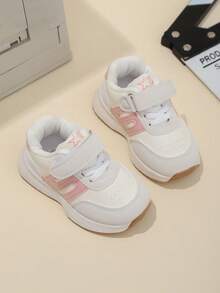 زوج من أحذية الرياضة البيضاء للبنات - أحذية كاجوال منخفضة الرقبة للأطفال، مناسبة للملابس الكاجوال والأنشطة الخفيفة في الهواء الطلق، أحذية الجري للأطفال، أحذية الأطفال الرضع