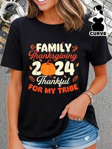 Celebre el Día de Acción de Gracias de 2024 con estilo con nuestra camiseta estampada de manga corta y cuello redondo de algodón negro de 180 g para mujer: "Acción de Gracias Familiar 2024 Agradecida por mi Tribu". Camiseta informal de otoño para mujer de inspiración festiva. - Negro - Ver 2