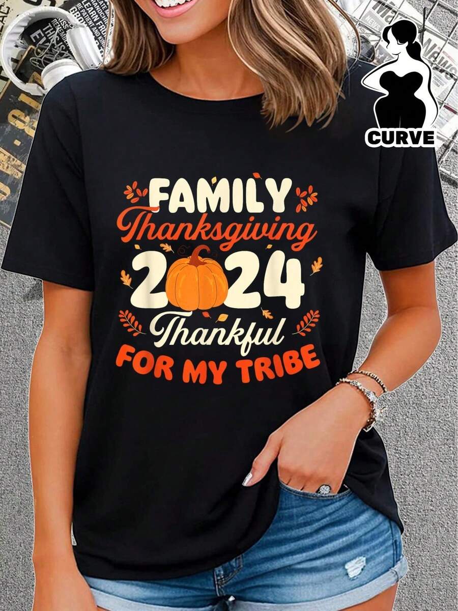 Celebre el Día de Acción de Gracias de 2024 con estilo con nuestra camiseta estampada de manga corta y cuello redondo de algodón negro de 180 g para mujer: "Acción de Gracias Familiar 2024 Agradecida por mi Tribu". Camiseta informal de otoño para mujer de inspiración festiva.