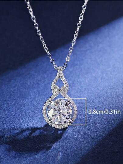 Ett trendigt herrhalsband i sterlingsilver S925 med inläggningar av 8,0 mm/2 karat naturlig moissanit i kalebassformat hänge. Hiphop-stilen passar för presenter, fester, sammankomster, seglingsturer, karnevaler, gatumode, resor, stränder, semestrar, musikfestivaler och andra festivaler. Certifierad moissanit i massivt 925 sterlingsilver, 14 karat vitt guld, vermeil.