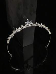 1件装时尚公主皇冠发箍，镶嵌水钻，优雅奢华，是送给女性的理想礼物。这款皇冠可用作头饰、头冠、头饰、发饰、发带、头饰、发圈、皇冠，也可用于婚礼、伴娘礼物、派对造型等场合。