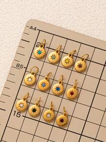 قطعة واحدة من قلادة بنمط نجمي من الزركونيا تمثل الأشهر الاثني عشر للميلاد، مناسبة لصنع قلائد DIY، أساور، أقراط، سلاسل حقائب، مفاتيح. مصنوعة من الفولاذ المقاوم للصدأ مع زركونيا ملونة ومطلية بالذهب عيار 18 قيراط، ويمكن شراؤها كهدية للزوجات والأمهات والصديقات وكإكسسوارات مجوهرات للنساء وإكسسوارات DIY وإكسسوارات سلاسل المفاتيح وغيرها