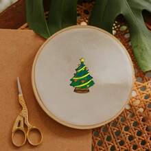 4 件圣诞主题水溶性稳定片，用于织物刺绣 - 带有圣诞老人、雪人、树木和礼物的节日设计 - 非常适合初学者和业余爱好者 - 包括 9 个刺绣针法视频教程、刺绣稳定片 | 节日刺绣 | 可水洗稳定片 - 彩色 - 查看 7