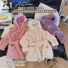 Nowy, jesienno-zimowy szlafrok z grubego polaru koralowego zapewnia ciepło i wygodę. Jest odpowiedni zarówno dla mężczyzn, jak i kobiet. Dostępny jest w rozmiarach od 90 do 150 cm wysokości. Zapewnia komfortową ochronę w chłodne dni.