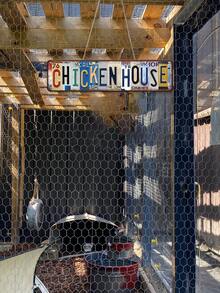 1pc Vintage Farm Metal Tin Sign, Chicken House Wall Sign, Chicken Crossing Metal Wall Sign, Henhouse Wall Plaque, Rustic Wall Decor For Farm, Farmhouse, Yard, Porch, Home, Henhouse, Chicken House, Outdoor, Farmhouse Decoration, Farm Wall Hanging Plaque, 4x16 Inch