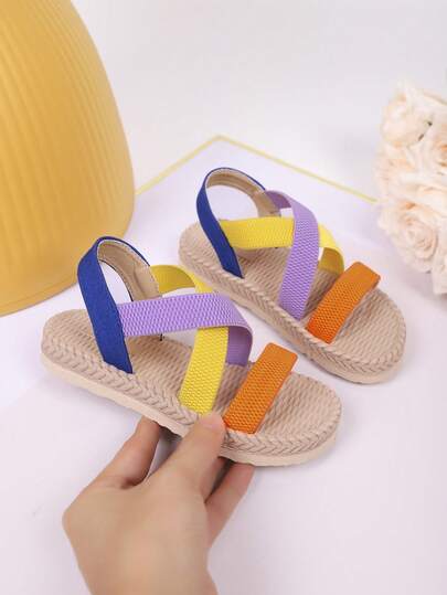 1 双女童彩色松紧带舒适百搭时尚平底凉鞋，适合夏季