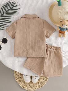 2 件男婴街头时尚套装：纹理口袋熊刺绣衬衫和短裤 - 卡其色 - 查看 2